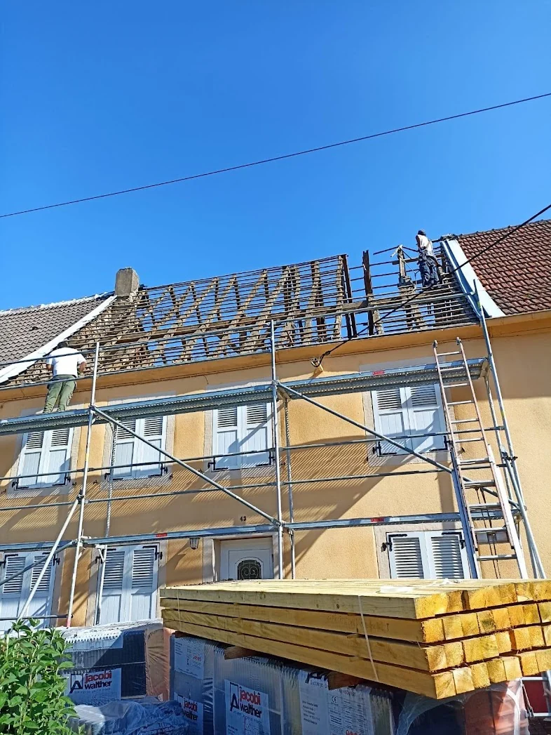 Chantier de réfection de toiture avec dépose de l'ancienne couverture