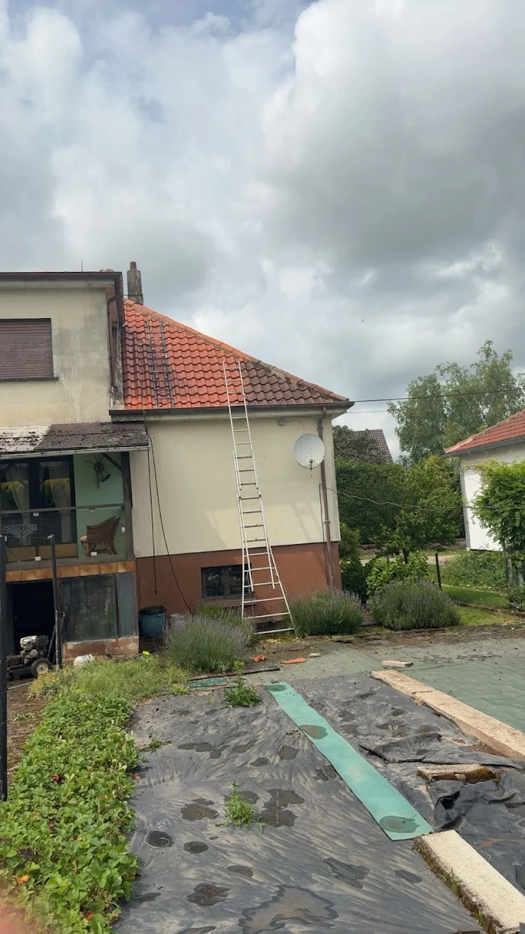 Chantier de rénovation de toiture avec échafaudage