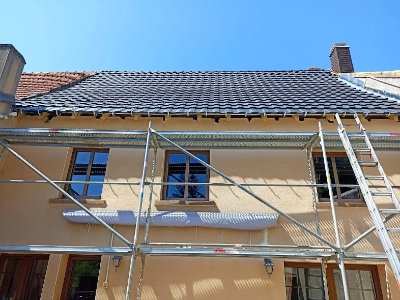 Réfection de toiture en cours sur un chantier Hoff Habitat